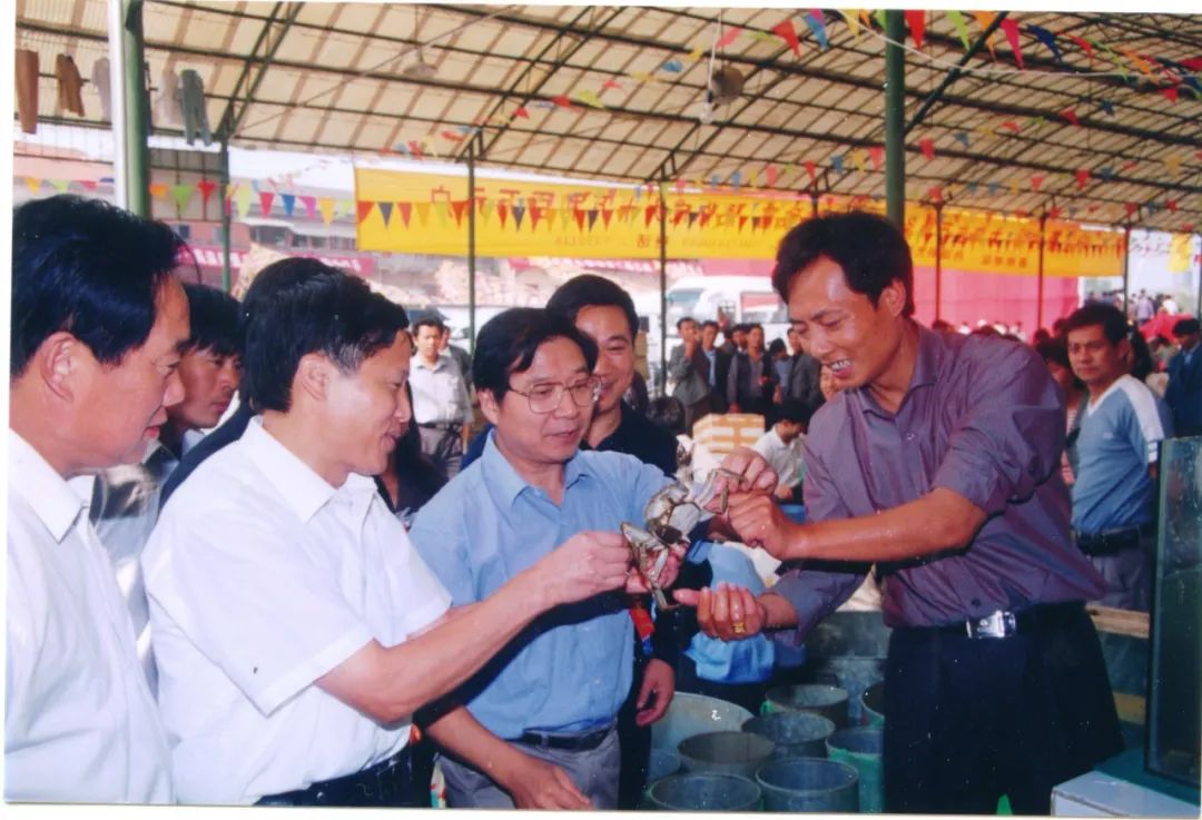 2002年固城湖螃蟹节：孕育发展商机-高淳螃蟹节20年回顾